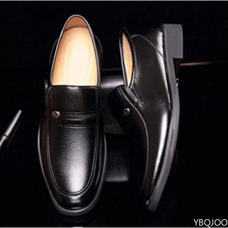 Le scarpe classiche da uomo, casual, formali e traspiranti, sono semplici, comode, basse e versatili.