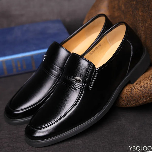 Le scarpe classiche da uomo, casual, formali e traspiranti, sono semplici, comode, basse e versatili.