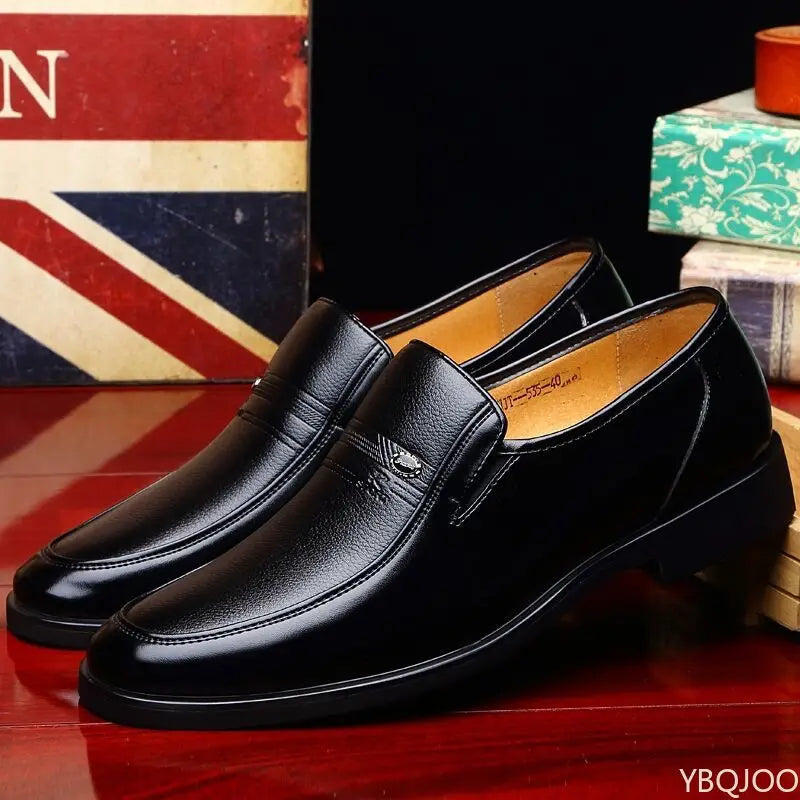 Le scarpe classiche da uomo, casual, formali e traspiranti, sono semplici, comode, basse e versatili.